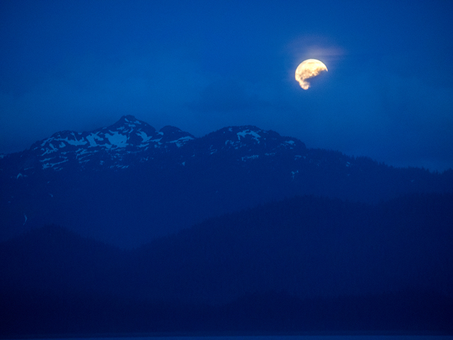 Full moon in Icy Straits, Olympus E-M1 50-200mm