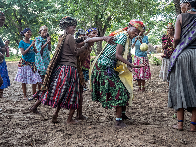 Women's game in Ju-hoans Bushmen village Oly E-M1 12-40mm f2.8