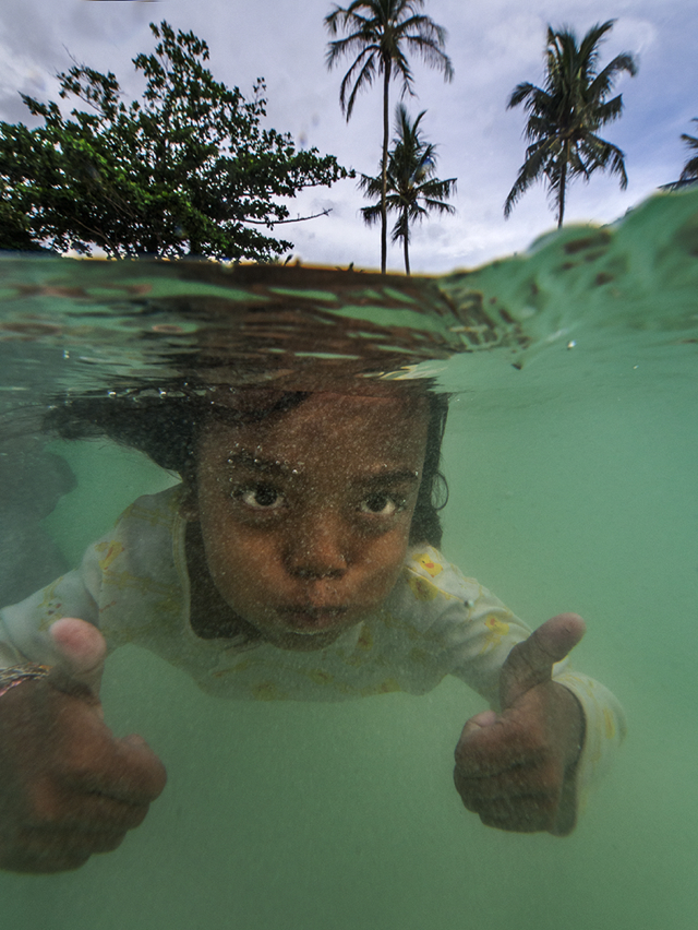 enthusiastic diver, Gapang Beach, Sabang, Pulau Weh, Indonesia  E-0M1 PT-_EPO8 housing, 7-14mm