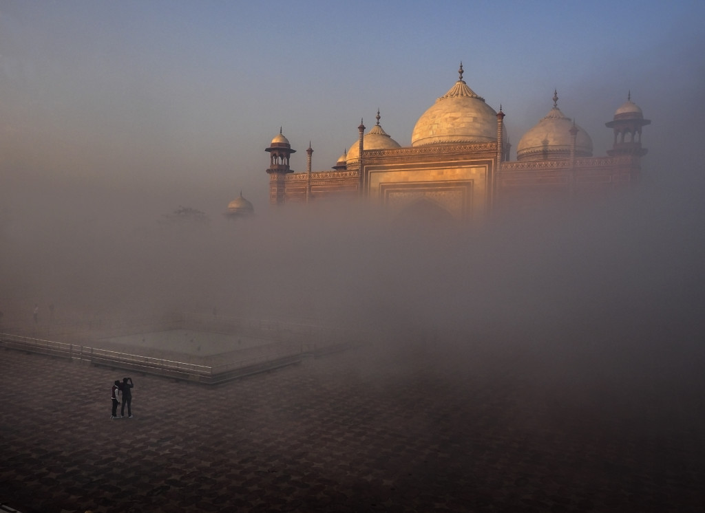 Side mosque near the Taj Mahal